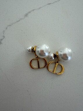 Dior Gold Logo Pearl Drop Earrings - White Pearls A class